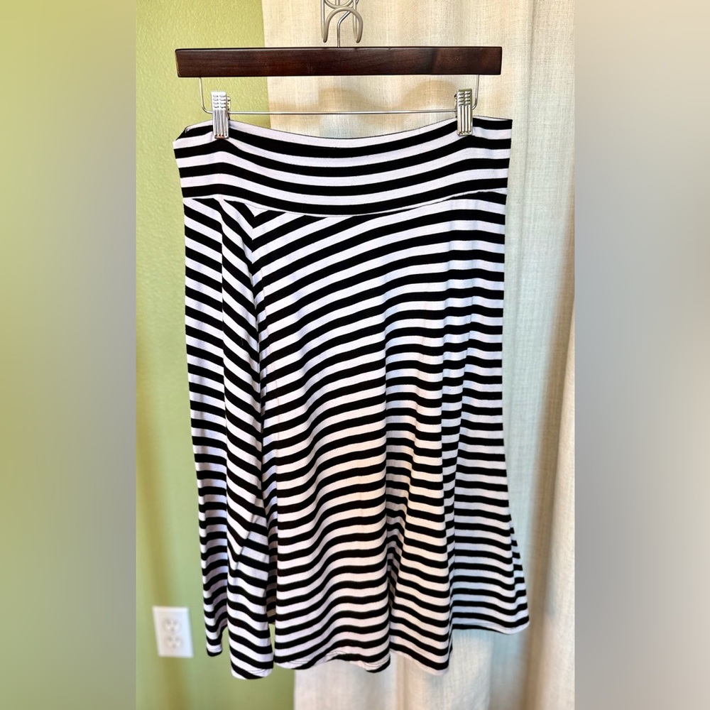 🌸RUBY Rd. Pre-owned black  and white Striped Women's Skirt. Size MP. WSKIRT07.